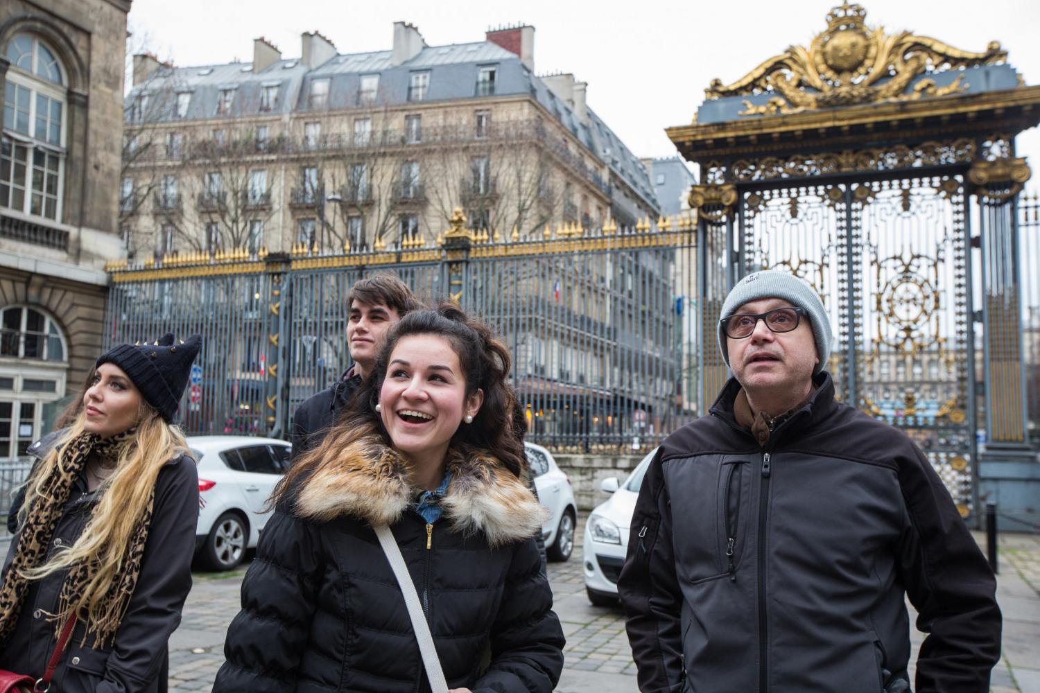 <a href='http://rok9.xuemi.net'>BETVLCTOR伟德登录</a> French Professor Pascal Rollet leads students on a study tour in Paris.